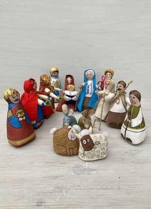 Textile Nativity 14 characters in a wooden box2 photo