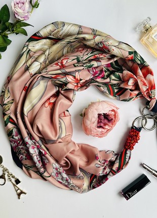 Scarf  ,, Pink  rose,, from the brand MyScarf. Decorated with natural granet