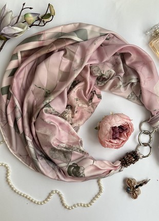 Scarf  ,, waltz of the Flowers ,, from the brand MyScarf. Decorated with natural granet