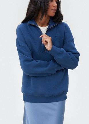 Knnitted navy blue loose sweatshirt on fleece