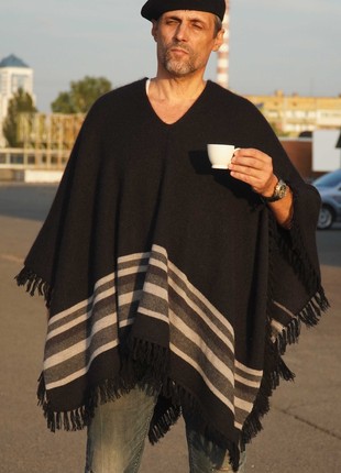 Aelita-Uomo alpaca and angora poncho in black and gray is comfortable and warm.