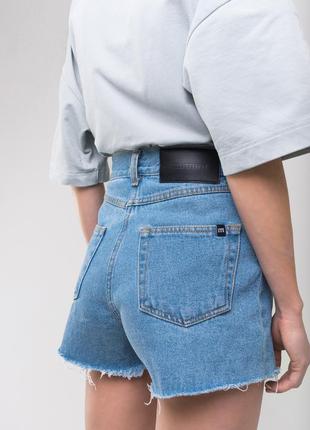 Cropped light shorts5 photo