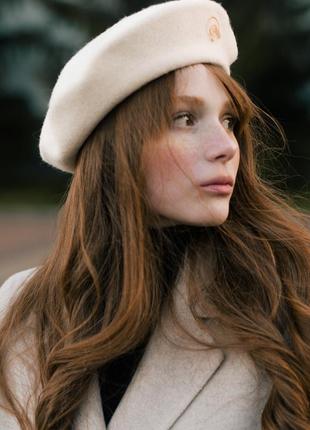 Ivory woolen beret with golden decor