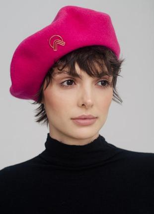 Woolen beret with gold decor in fuchsia