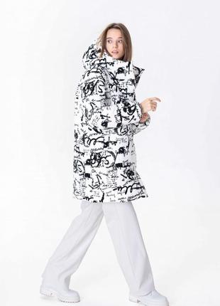 Black and white cropped jacket with an active print 500325 a LOT2 photo