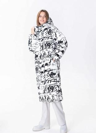 Black and white knee-length jacket with an active print 500326 a LOT2 photo