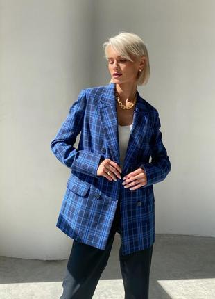 Woman blue double-breasted plaid blazer