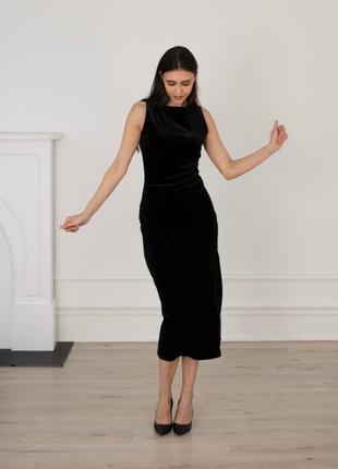 A classic velvet black dress with cut4 photo