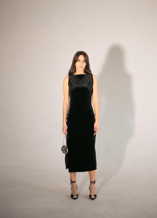 A classic velvet black dress with cut8 photo