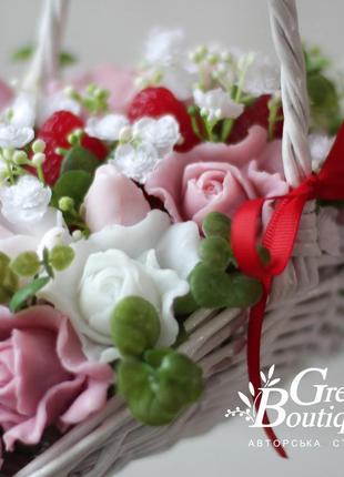 Luxurious interior bouquet of soap roses and strawberries in a wicker basket6 photo
