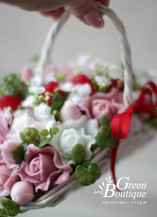 Luxurious interior bouquet of soap roses and strawberries in a wicker basket7 photo