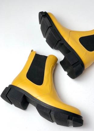 Chelsea boots in yellow leather