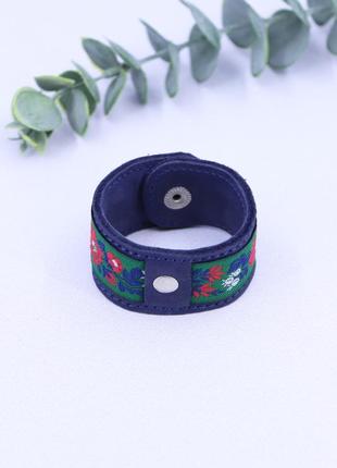 Custom leather bracelet with fabric insert on metallic button