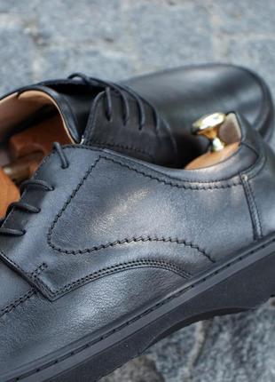 Stitched men's shoes made of genuine leather and elastic, stitched sole. IKOS 4094 photo