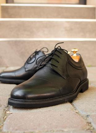 Leather derby shoes are a must have for men. Choose the IKOS 541 model !