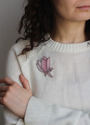 Pink stained glass brooch tulip