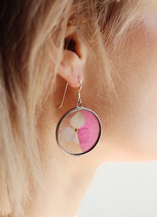 Minimalist pressed flower earrings in stained glass technique