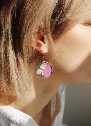 Minimalist pressed flower earrings in stained glass technique3 photo