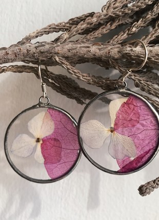 Minimalist pressed flower earrings in stained glass technique4 photo