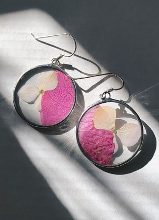 Minimalist pressed flower earrings in stained glass technique2 photo