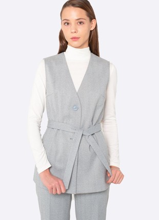 Gray warm vest with a belt made of natural wool fabric 33251 photo