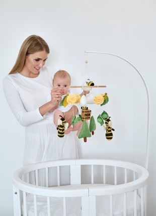 Baby mobile "Beehive & Bee"1 photo