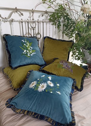 MR Pillow velvet with daisies embroidery4 photo