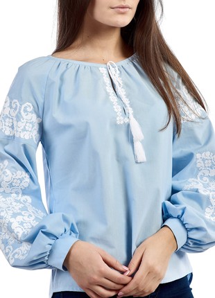 Woman's embroidered blouse 899-18/002 photo
