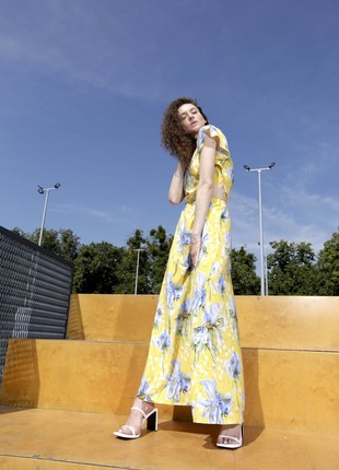 Yellow maxi dress with an expressive floral print 56995 photo