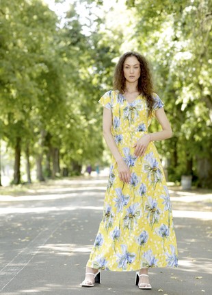 Yellow maxi dress with an expressive floral print 56997 photo