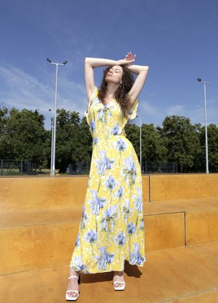 Yellow maxi dress with an expressive floral print 56998 photo