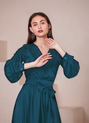 Elegant silk midi dress in emerald color