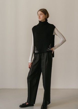 KNITTED VEST IN BLACK1 photo