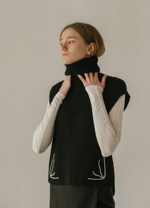 KNITTED VEST IN BLACK2 photo
