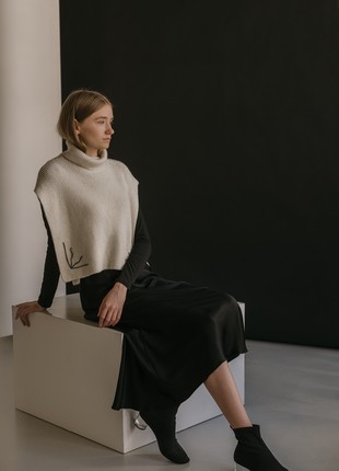 KNITTED VEST IN WHITE3 photo