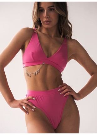 Pink set of underwear with a chain