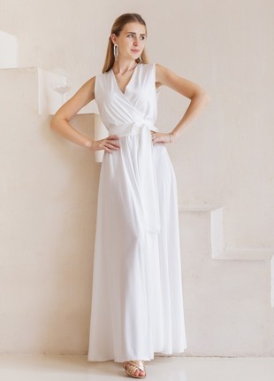 A luxurious milk-colored dress made of royal satin1 photo
