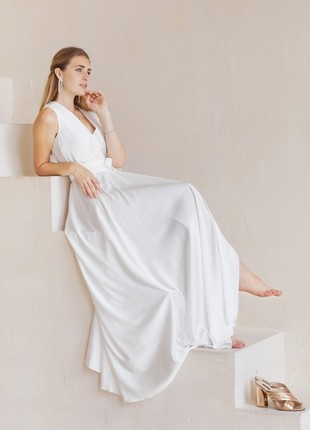 A luxurious milk-colored dress made of royal satin2 photo